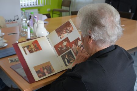 Ihre Instrumente hat sie schon länger an den Nagel gehängt, aber für das Foto greift Winnifred Zinselmeier noch einmal zu ihrer geliebten Blockflöte – hier mit Eddi Kleinschnittger in der Kreismusikschule.  Foto: Kreis Paderborn, Presse- und Öffentlichkeitsarbeit, Meike Delang  